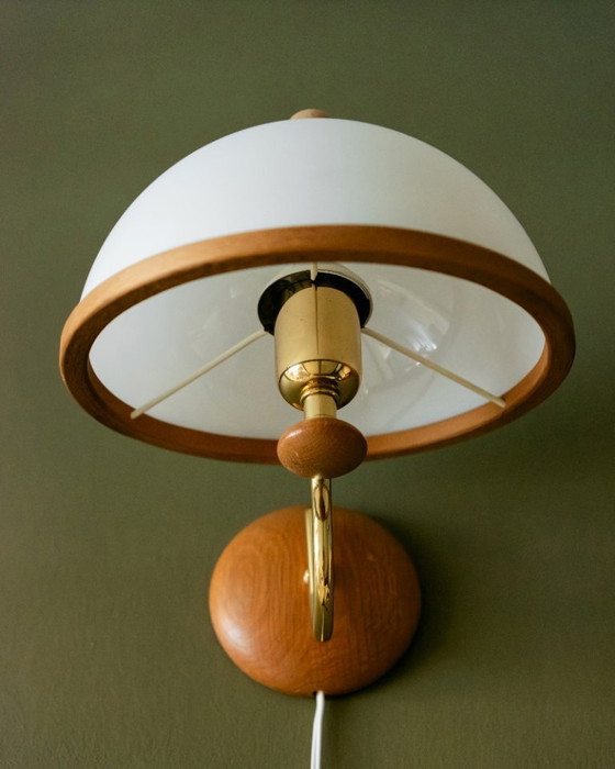 Image 1 of Applique murale vintage Steinhauer en forme de champignon classique, avec détails en bois et abat-jour en plastique blanc.