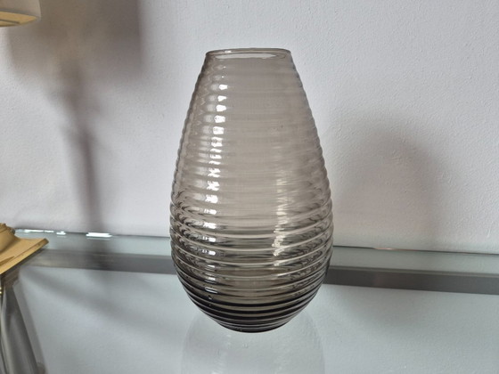 Image 1 of Copiadora/Fábrica de vidrio Leerdam - Jarrón acanalado Fumé (diseño 1953)