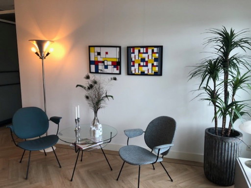 Ensemble unique Gispen/Kembo, comprenant 2 chaises, une table basse et un lampadaire.