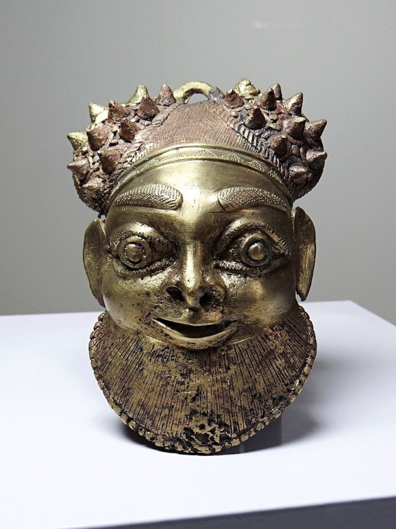 Image 1 of Pequeña máscara Oba de bronce dorado procedente de Bamoun, Camerún, África antigua