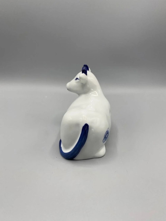 Weiße und blaue Fayence-Figur einer liegenden Kuh, Digoin Souvenir – Geschirr (photo 3 of 7)