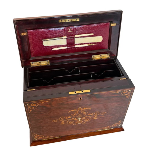 Image 1 of 19ème siècle - Victorien - Papeterie / Bureau - Marqueterie de bois de rose et charnières en laiton