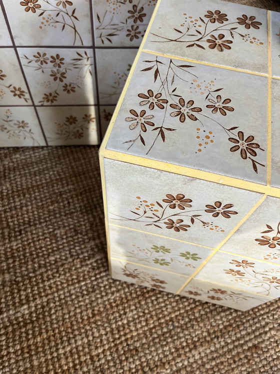 Image 1 of Carreaux anciens sur une petite table