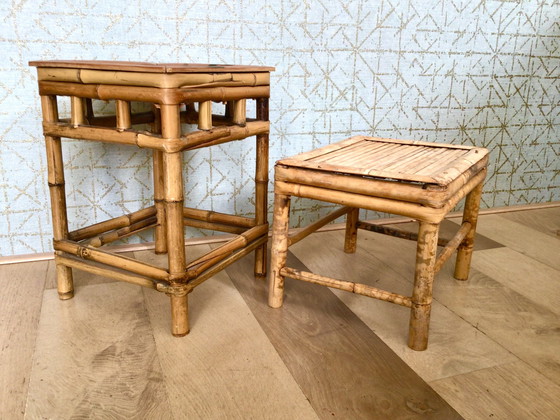 Image 1 of Conjunto de 2 mesas auxiliares de ratán de mediados del siglo XX.