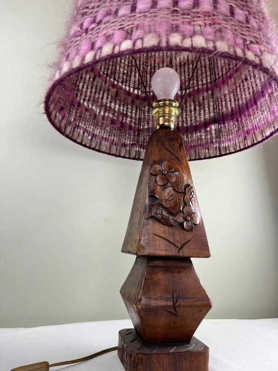 Skulptierte Holz-Tischlampe, Woll-Lampenschirm. – Tischlampen, Wool, Wood, Brutalist (photo 10 of 19)