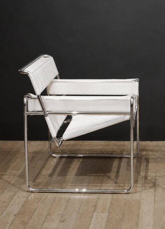 Image 1 of KNOLL International. Ensemble de 2 fauteuils Wassily B3 NEUFS en fourrure blanche douce.