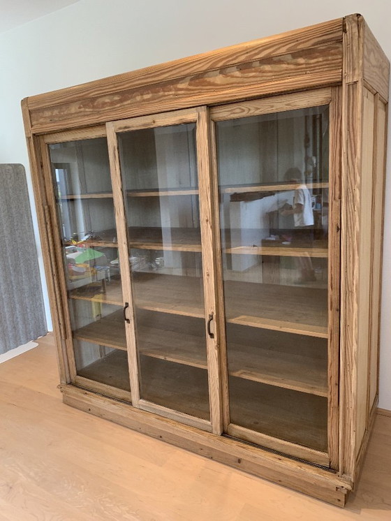 Image 1 of Armario antiguo restaurado para ropa blanca de pino con puertas corredizas de cristal.