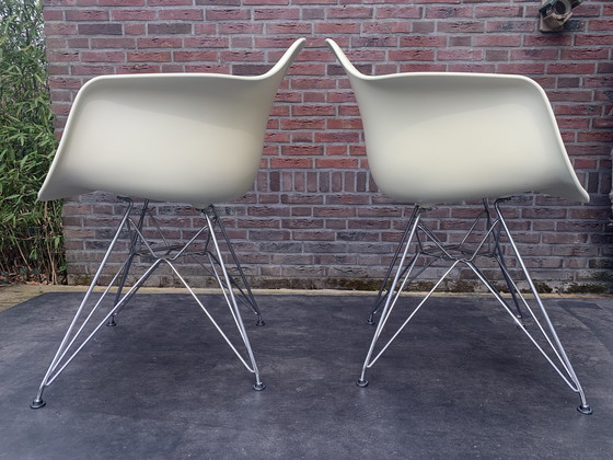 Image 1 of 2 x Fauteuil Vitra Eames en plastique DAR