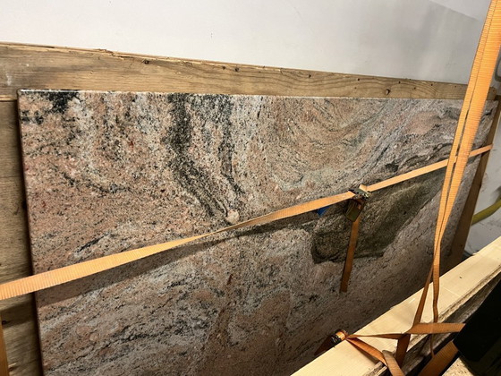 Image 1 of High-End Furnitans Set | Massief Juparana Gneiss Natuursteen (tafel en dressoir) Nieuwwaarde €17.000 Verkoop €4.500