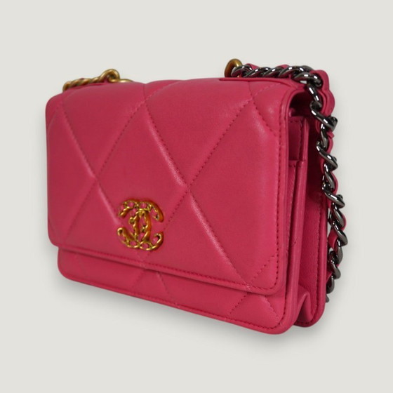 Image 1 of CHANEL PORTEMONNEE AAN KETTING 19