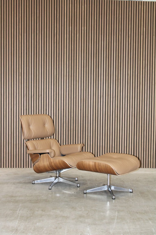 Poltrona e poggiapiedi Vitra Eames Lounge Chair + Ottoman - Pelle Premium F Camel