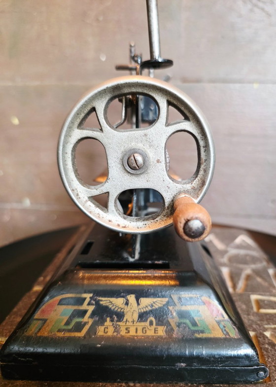 Image 1 of Vintage toy sewing machine case