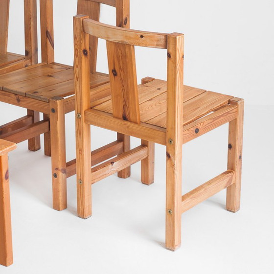 Conjunto de cuatro sillas y banco de estilo escandinavo. Madera de pino. Fabricado por Sotka. Finlandia, (photo 12 of 15)