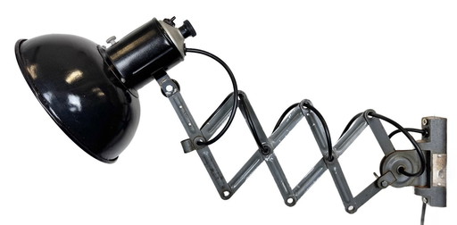 Lámpara de pared industrial de tijera con esmalte negro, años 50