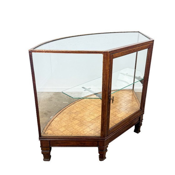 Image 1 of Antieke vitrinekast met gebogen glas – houten displaykast – begin 20e eeuw