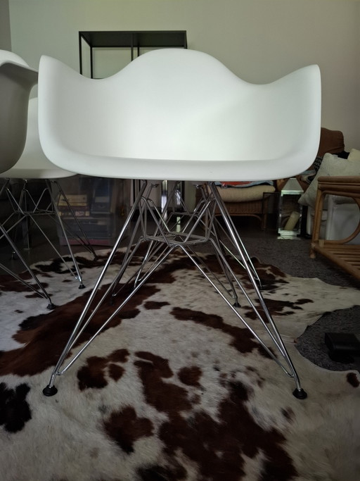 4 Fauteuil Vitra Eames en plastique