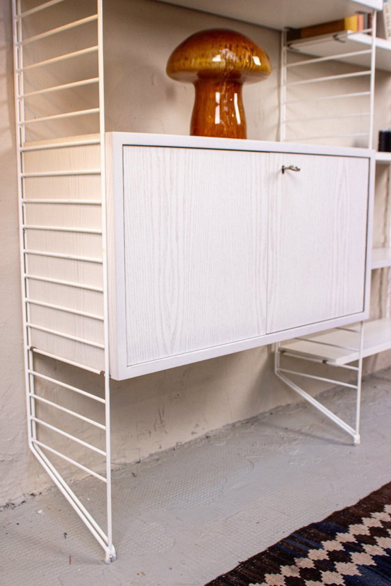Image 1 of Buffet vintage original Nisse String Shelf blanc style milieu du siècle