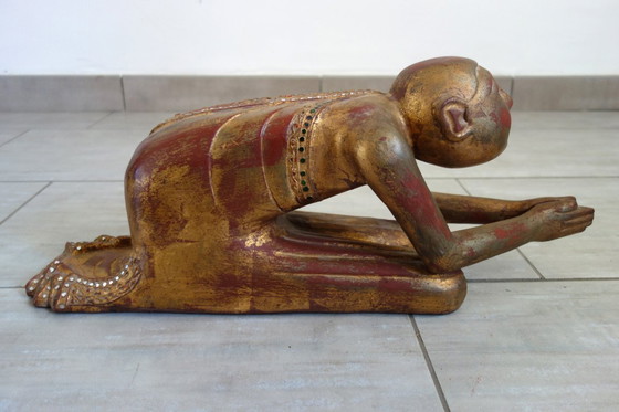 Image 1 of Standbeeld van een Birmese boeddhistische monnik in gebed, 19e eeuw