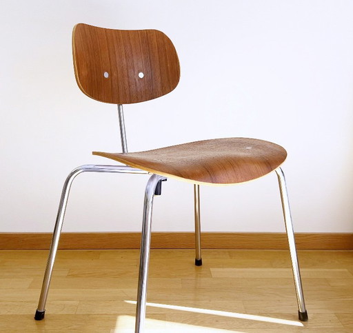 Set van 4 originele Egon Eiermann SE68 stoelen van Wilde + Spieth – Vintage stapelbare eetkamerstoelen, Duits (photo 2 of 6)