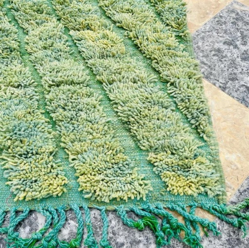 Alfombra artesanal de lana verde, 250 cm x 150 cm.