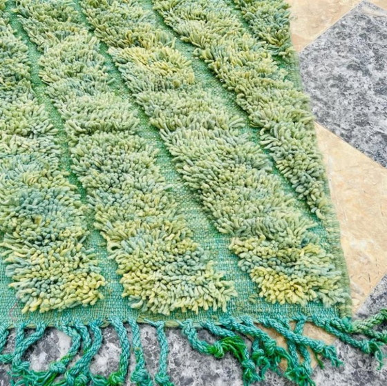 Image 1 of Alfombra artesanal de lana verde, 250 cm x 150 cm.