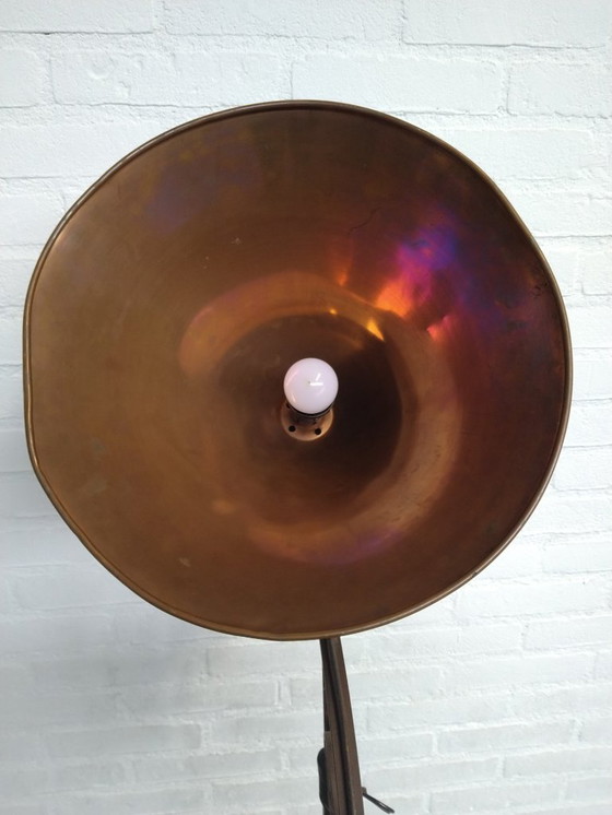 Image 1 of Lampadaire en fer forgé des années 1930 avec abat-jour en cuivre