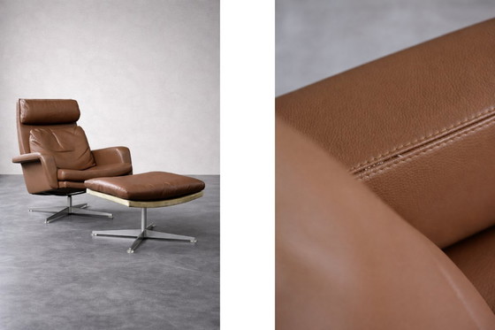 Image 1 of Fauteuil pivotant et repose-pieds en cuir marron, style danois moderne vintage, années 1970, ensemble de 2