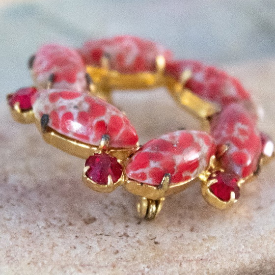 Image 1 of Spilla rotonda vintage degli anni '50 con strass rosso rubino e cabochon ovali screziati.
