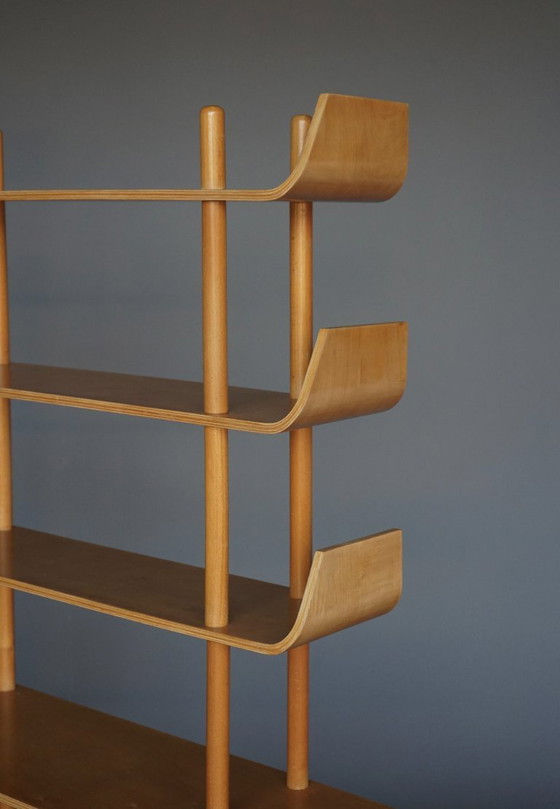 Image 1 of Grote boekenkast of wandkast van Willem Lutjens voor Gouda den Boer, jaren 1950.