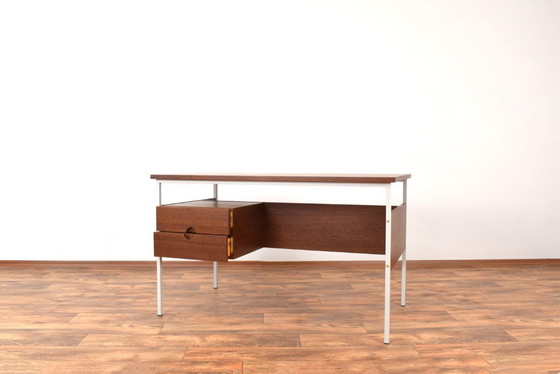 Image 1 of Dänischer Teak-Schreibtisch aus der Mitte des 20. Jahrhunderts, 1970er Jahre.