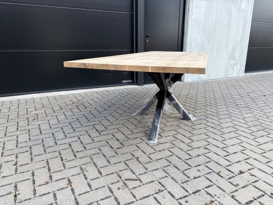 Image 1 of Tavolo in rovere con gamba a ragno in acciaio
