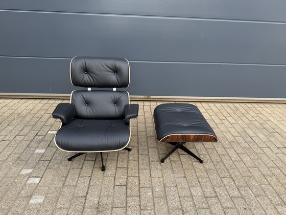 Image 1 of Poltrona lounge Vitra Eames XL + poggiapiedi, in pregiata pelle nera e palissandro Santos. NUOVA!!