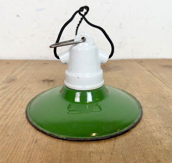Image 1 of Industrielle Hängelampe aus grüner Emaille, 1950er