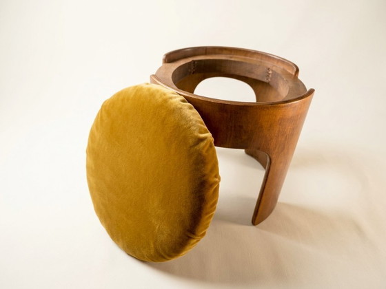 Image 1 of Pouf Sgabello Artigianale Vintage Anni ’60/’70 – Legno Curvato con Cuscino Sfoderabile in Velluto Ocra