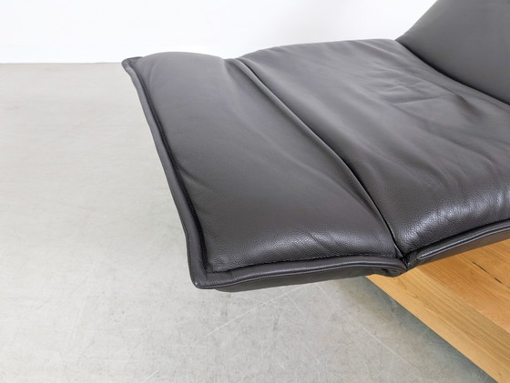 Image 1 of Divano Koinor Free Motion Edit Design Divano in pelle marrone con travi in ​​rovere