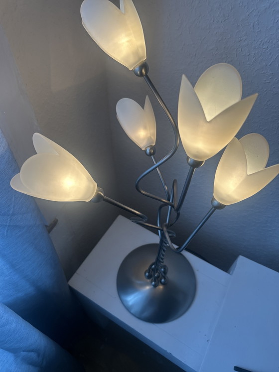 Lampada da tavolo dal design floreale distintivo, con paralumi in vetro a forma di tulipano e base in metallo. (photo 6 of 6)