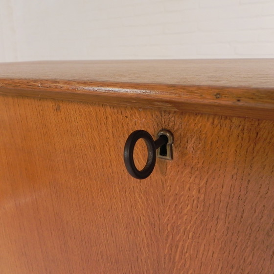 Image 1 of Secretaire met schuifdeuren op ranke poten, jaren 50