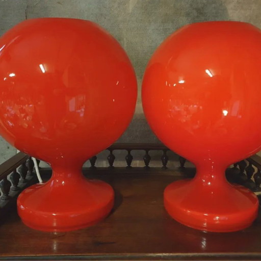 Par de lámparas de mesa de cristal opalino rojo para Jihlava, Checoslovaquia, década de 1960