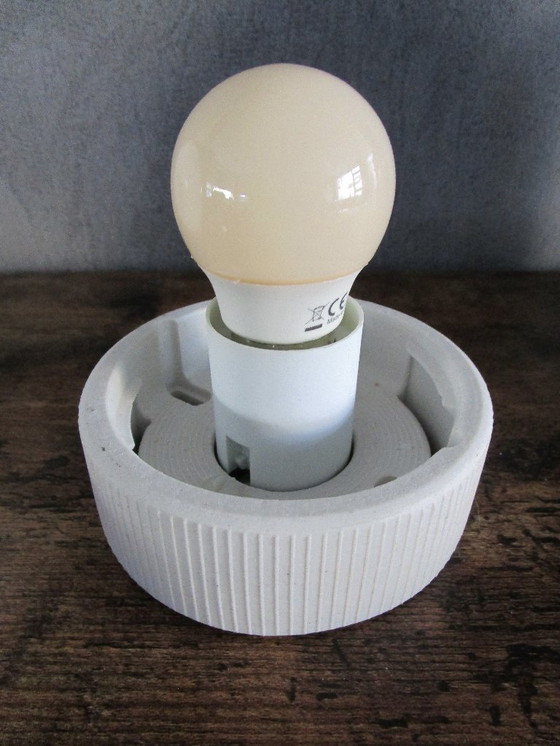 Image 1 of Suspension sphérique, avec base en aluminium et douille en pierre.