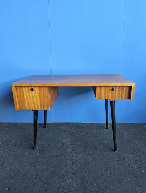 Escritorio de madera vintage de los años 60.