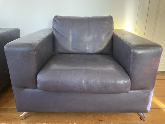 Image 1 of Twee Machalke donkerblauwe fauteuils met poef en los kussen