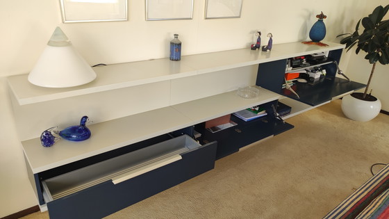 Image 1 of Aparador grande Interlubke de pared en blanco brillante y azul grisáceo.