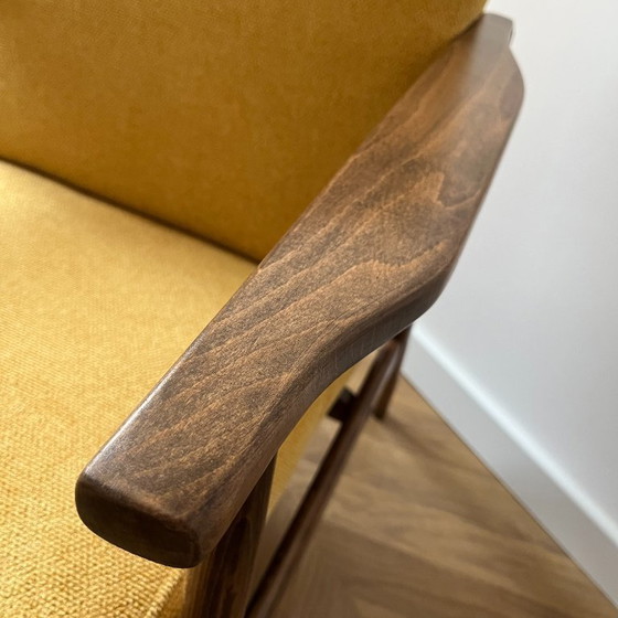 Image 1 of Vintage Club Mid-Century Modern fauteuil: gele stof, frame van beukenhout