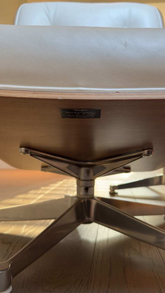 Fauteuil et repose-pieds Vitra Eames en noyer et cuir blanc – Chaises & fauteuils, Leather, Metal (photo 10 of 18)