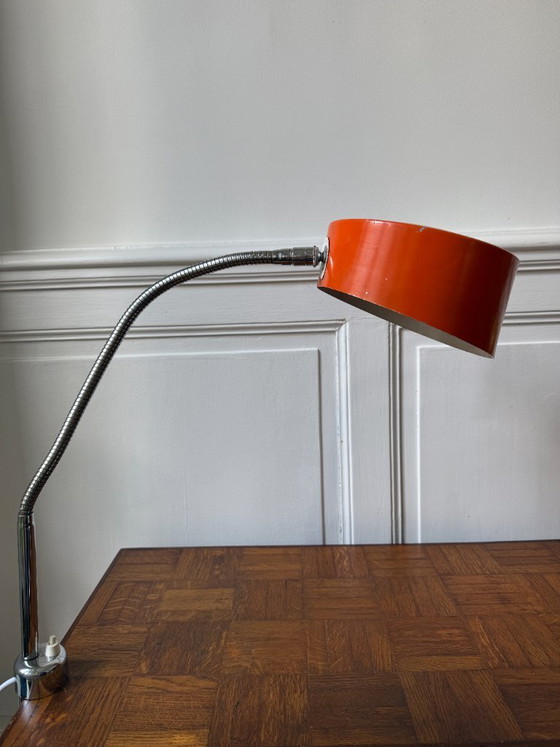 Image 1 of Oranje werkplaatslamp - bankschroefbevestiging uit de jaren 70