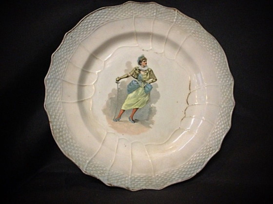 Image 1 of Antieke faience plaat – "Hamage Nord" ontwerp met vrouw en zwaard, 20e eeuw of eerder - 2Y12