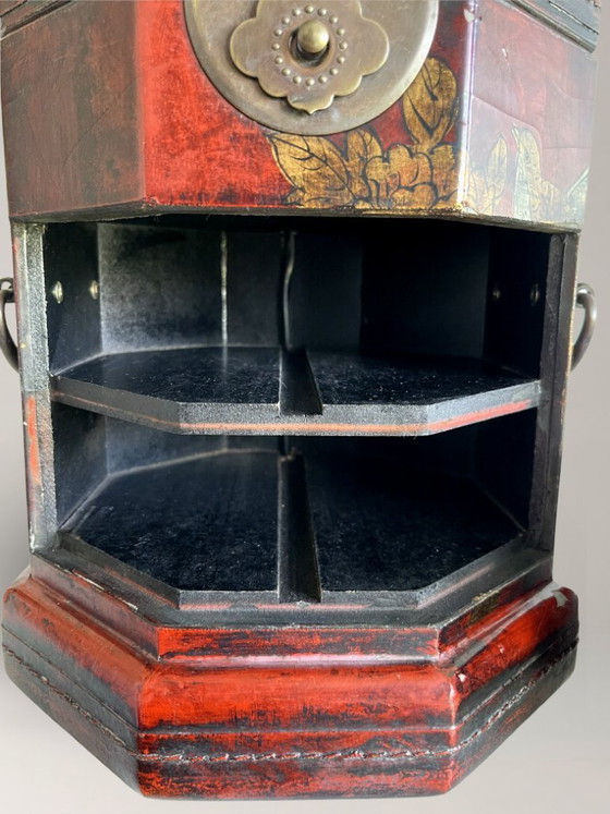 Image 1 of Lampenpaar in lackierten, asiatisch inspirierten Gehäusen, polychromer Verzierung und Messing – 63 cm