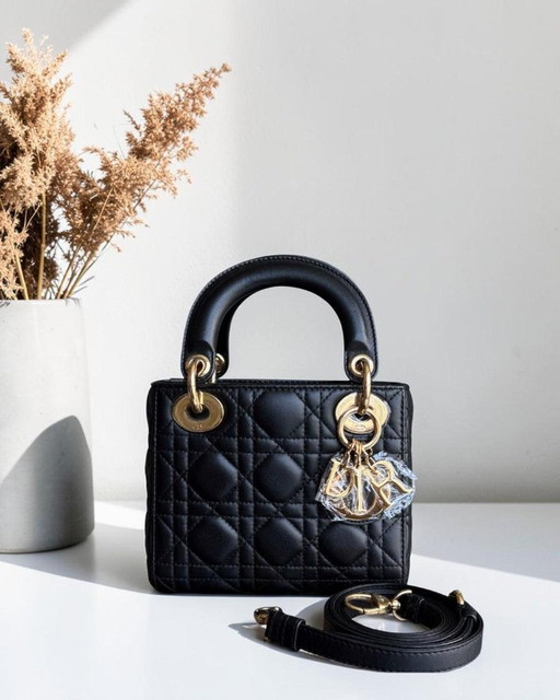 DIOR LADY MINI - PELLE DI AGNELLO CANNAGE, DETTAGLI IN ORO NERO, CINTURINO REGOLABILE