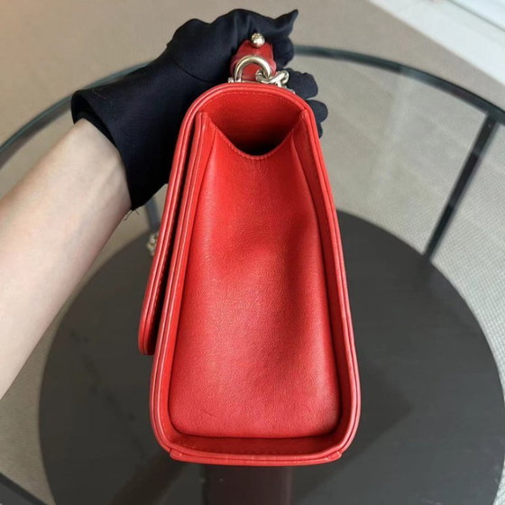 Image 1 of Borsa Chanel Medium Label Click Flap in pelle di vitello trapuntata e martellata, colore rosso, con finiture dorate, serie 24.