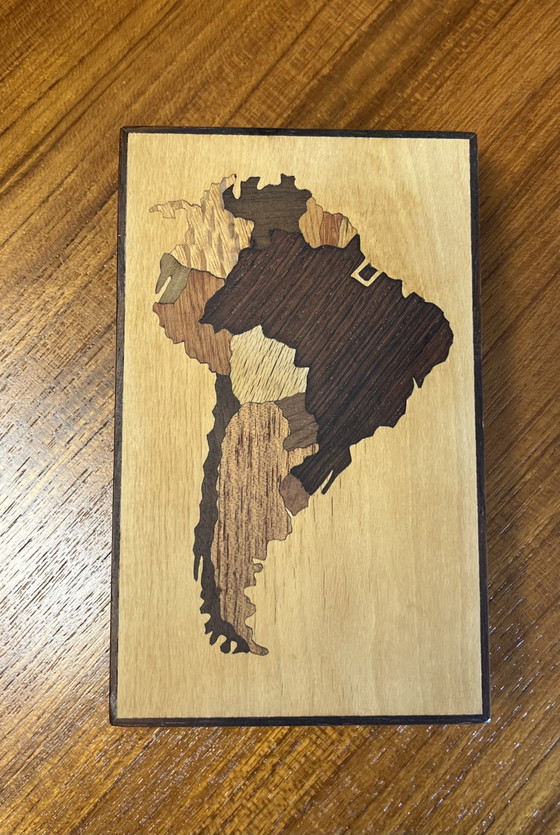 Image 1 of Scatola di legno vintage con intarsio raffigurante una mappa del Sud America